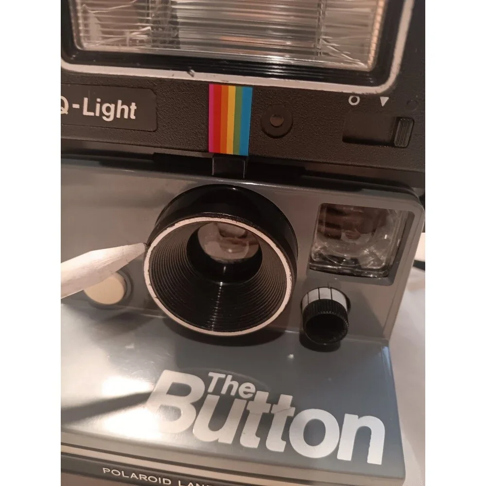 Vintage Polaroid The Button LAND CAMERA w/Q light FLASH  Uses SX-70 Film
